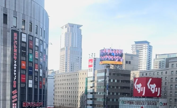 梅田に高衣が出演している「For JAPAN」の広告が出現！